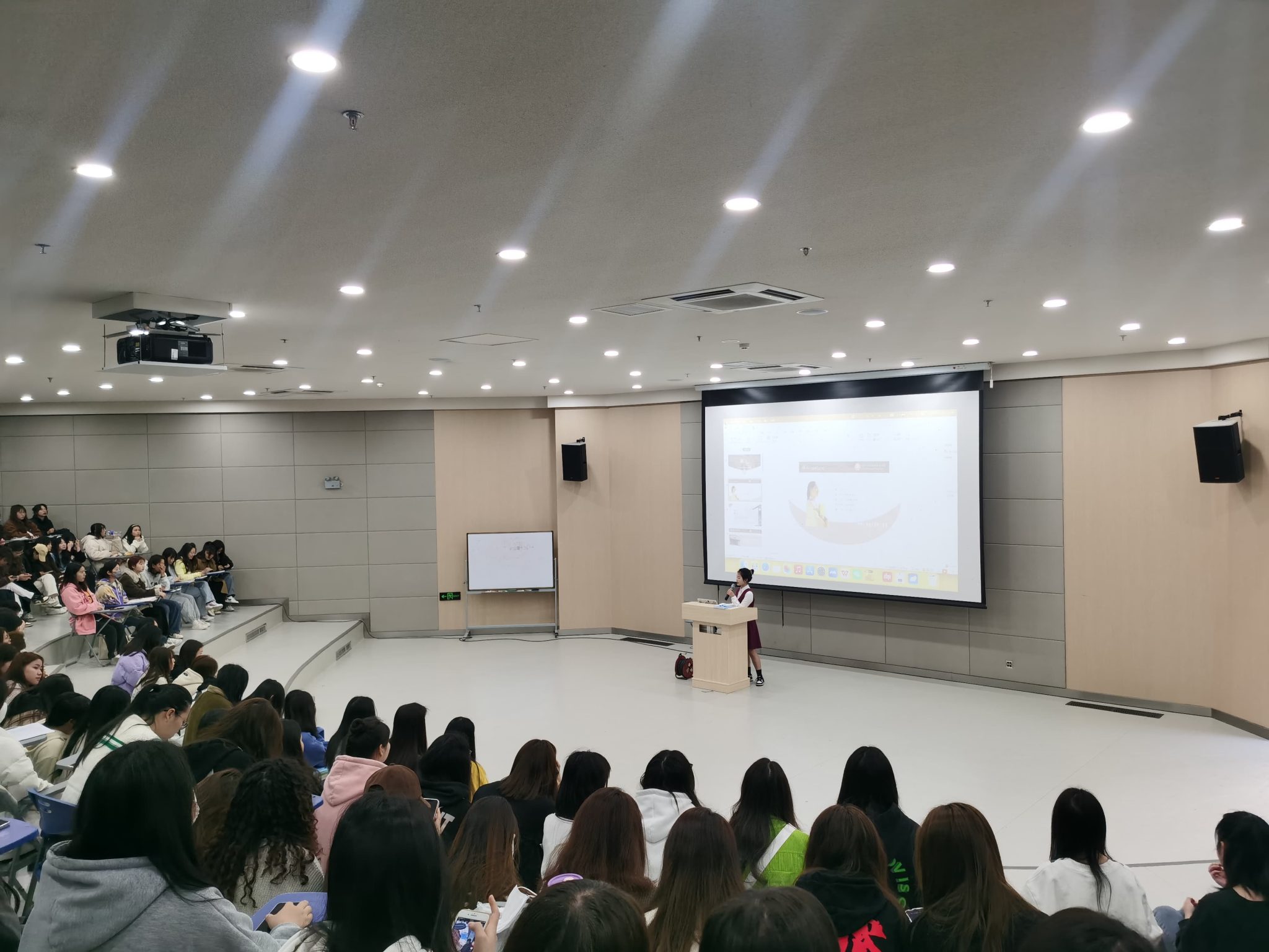 人文与教育学院组织开展“感恩母校”朋辈分享会 ⋅ 国际标榜新闻&专栏