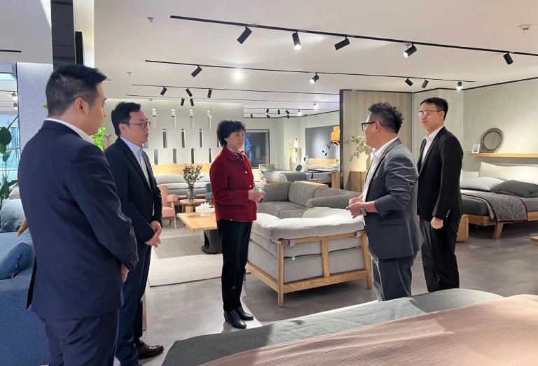 访企拓岗丨学校副院长庄红带队走访成都左岸风情家居有限公司共商人才培养 ⋅ 国际标榜新闻&专栏